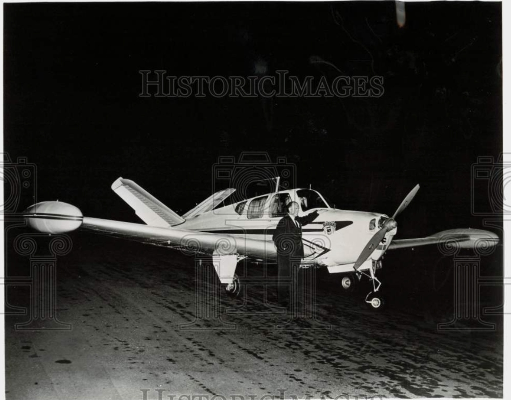Gluckmann%20with%20Meyers%20200A%20aircraft%20with%20which%20he%20set%20round the world%20record%20copy.JPG